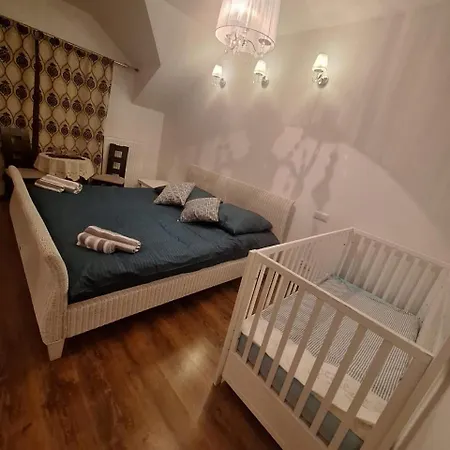 Varzob Konukevi Varşova