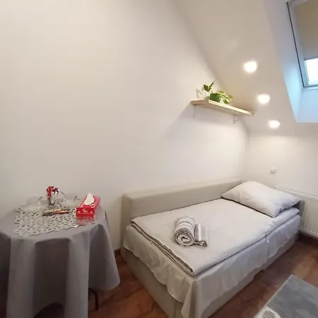 Varzob Konukevi Varşova