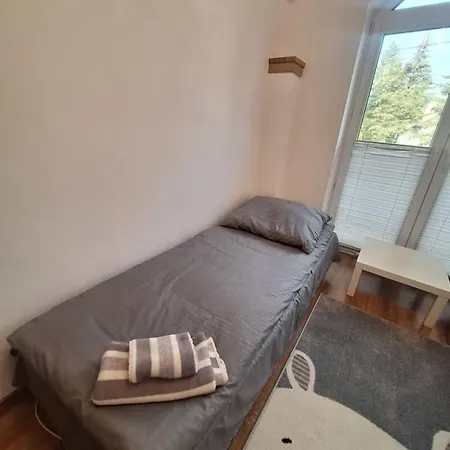 Varzob Konukevi Varşova